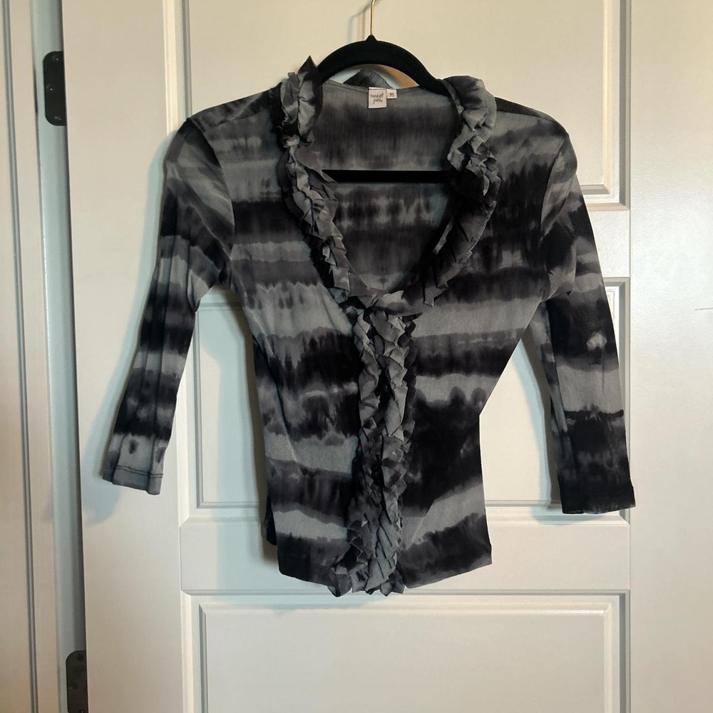 Sweet pea top size m. Light weight and good amount of stretch. Patterned, knit